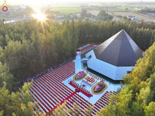 ภาพ No.190088:พิธีจุดประทีปถวายเป็นพุทธบูชา และบูชาธรรมมหาปูชนียาจารย์ ณ อนุสรณ์สถานมหาวิหารพระมงคลเทพมุนี (โลตัสแลนด์) อ.สองพี่น้อง จ.สุพรรณบุรี ในโครงการธรรมยาตรา กตัญญูบูชา มหาปูชนียาจารย์ พระมงคลเทพมุนี(สด จนฺทสโร) พระผู้ปราบมาร อนุสรณ์สถาน 7 แห่ง ปีที่ 13