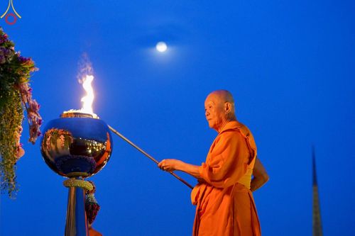 ภาพ No.279215:พิธีจุดวิสาขประทีป พิธีเวียนประทักษิณ ในวันวิสาขบูชา พุธที่ 22 พฤษภาคม พ.ศ. 2567 ( วันพระขึ้น 15 ค่ำ เดือน 6 ) ณ ลานธรรม พระมหาธรรมกายเจดีย์ วัดพระธรรมกาย จ.ปทุมธานี