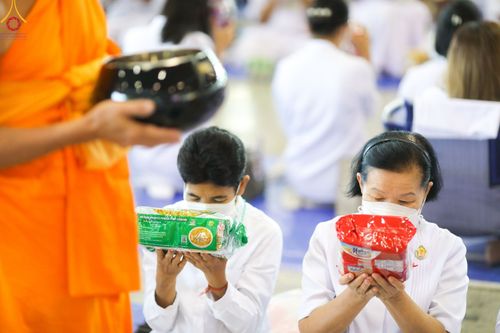 ภาพ No.89429:พิธีตักบาตร ข้าวสารอาหารแห้ง พิธีบูชาข้าวพระ และพิธีจุดเทียนใจ ไฟนิรันดร์  อนันตชัย ณ สภาธรรมกายสากล วัดพระธรรมกาย วันอาทิตย์ที่ 1 ตุลาคม พ.ศ. 2566