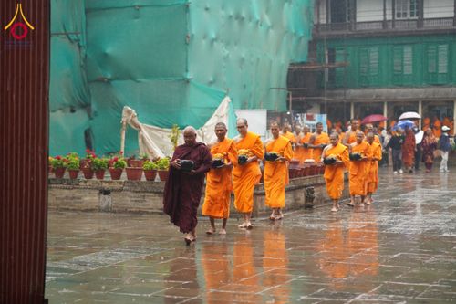 ภาพ No.132517:สามเณรเนปาล บิณฑบาต ย่านทาเมล เมืองกาฐมาณฑุ และเมืองปาฏัน ในโครงการบรรพชา 1,250 รูป ประเทศเนปาล วันที่ 20 มีนาคม พ.ศ. 2567