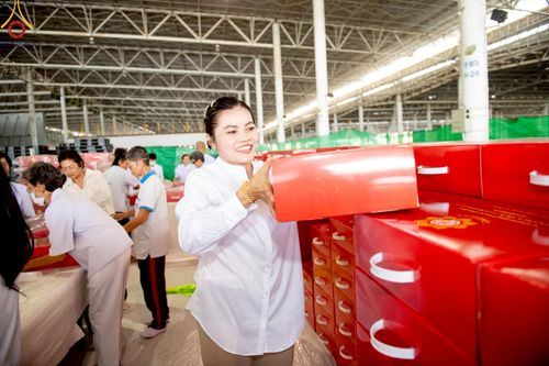 ภาพ No.214314:วันที่ 29 มีนาคม พ.ศ.2568 กิจกรรมใส่ถุงซิปกล่องไทยธรรม เพื่อรักษาความประณีตของกล่องไทยธรรม ในทุกสภาพอากาศ ณ บ้านแก้วเรือนทองคุณยาย วัดพระธรรมกาย