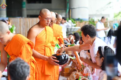 ภาพ No.142308:พิธีตักบาตรฉลองพระใหม่ ในโครงการอุปสมบทหมู่รุ่นผู้บริหาร  ณ วิหารคด วัดพระธรรมกาย วันอาทิตย์ที่ 23 มิถุนายน พ.ศ.2567