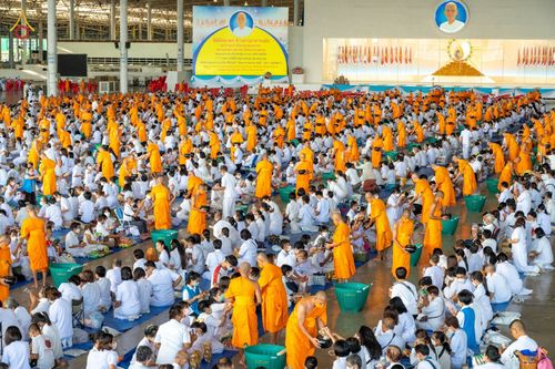 ภาพ No.80807:พิธีตักบาตร , พิธีบูชาข้าวพระในวันอาทิตย์ต้นเดือน วันที่ 7 พฤษภาคม พ.ศ. 2566 ณ วัดพระธรรมกาย