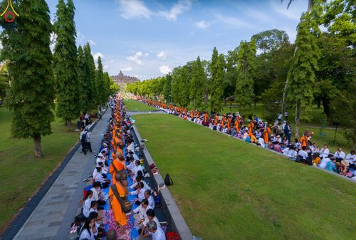 ภาพ No.105162:สามเณรธรรมทายาทชาวอินโดนีเซียกว่า 1,000 รูป เดินธรรมยาตรา บูชาพระสัมมาสัมพุทธเจ้า ณ มหาเจดีย์บุโรพุทโธ ประเทศอินโดนีเซีย ในวันที่ 27 ธันวาคม พ.ศ. 2566