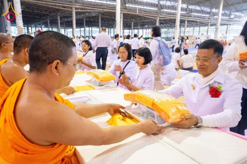 ภาพ No.202285:พิธีถวายภัตตาหารเป็นสังฆทาน แด่พระธรรมยาตรา ณ วัดพระธรรมกาย ตำบลคลองสาม อำเภอคลองหลวง จังหวัดปทุมธานี ในโครงการธรรมยาตรา กตัญญูบูชา มหาปูชนียาจารย์ พระมงคลเทพมุนี(สด จนฺทสโร) พระผู้ปราบมาร อนุสรณ์สถาน 7 แห่ง ปีที่ 13 วันที่ 27 มกราคม พ.ศ. 2568