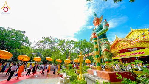 ภาพ No.274092:วันที่ 23 พฤศจิกายน พ.ศ. 2568 ประธานมูลนิธิธรรมกาย ถวายปัจจัยสมทบกฐินแด่ วัดเทียนเวียนเฟื้อกเซิน ศูนย์วิปัสสนาที่มีชื่อเสียง มากกว่า 50 ปีในเวียดนาม