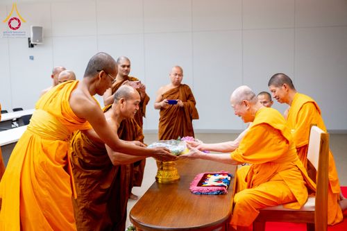 ภาพ No.222599:วันที่ 23 เมษายน พ.ศ. 2568 หลวงพ่อทัตตชีโวต้อนรับคณะสงฆ์บังกลาเทศ ณ อาคาร 100 ปี คุณยายมหารัตนอุบาสิกาจันทร์ ขนนกยูง วัดพระธรรมกาย