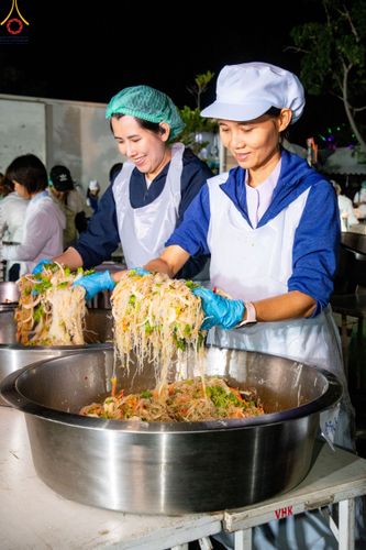 ภาพ No.189394:พิธีถวายภัตตาหารเป็นสังฆทาน แด่พระธรรมยาตรา ในโครงการธรรมยาตรา กตัญญูบูชา มหาปูชนียาจารย์ พระมงคลเทพมุนี(สด จนฺทสโร) พระผู้ปราบมาร อนุสรณ์สถาน 7 แห่ง ปีที่ 13 ณ อนุสรณ์สถานมหาวิหารพระมงคลเทพมุนี (โลตัสแลนด์) อ.สองพี่น้อง จ.สุพรรณบุรี วันที่ 5 มกราคม 2568