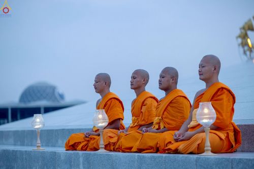 ภาพ No.223942:วันวิสาขบูชา วันอาทิตย์ที่ 11 พฤษภาคม พ.ศ. 2568 พิธีจุดวิสาขประทีป ,  พิธีเวียนประทักษิณรอบพระมหาธรรมกายเจดีย์ , พิธีฉลองชัยสวดมนต์บทธัมมจักกัปปวัตตนสูตร ครบ 7,357,000,000 จบ ณ มหารัตนวิหารคด วัดพระธรรมกาย