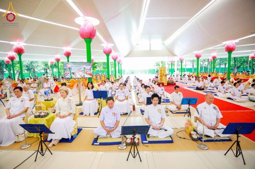 ภาพ No.159076:พิธีทอดผ้าป่าถวายทุนการศึกษาพระภิกษุสามเณรทั่วโลก และ พิธีถวายสังฆทานหนังสือพระไตรปิฏก 80 วัด บูชาธรรม 80 ปี หลวงพ่อธัมมชโย วันเสาร์ที่ 21 กันยายน พ.ศ. 2567 ณ โบสถ์พระไตรปิฏก วัดพระธรรมกาย