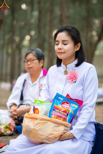ภาพ No.190202:พิธีตักบาตรพระธรรมยาตรา ณ อนุสรณ์สถานลำดับที่ 1 สถานที่เกิดด้วยรูปกายเนื้อ อนุสรณ์สถานมหาวิหารพระมงคลเทพมุนี (โลตัสแลนด์) อ.สองพี่น้อง จ.สุพรรณบุรี ในโครงการธรรมยาตรา กตัญญูบูชา มหาปูชนียาจารย์ พระมงคลเทพมุนี(สด จนฺทสโร) พระผู้ปราบมาร อนุสรณ์สถาน 7 แห่ง 
