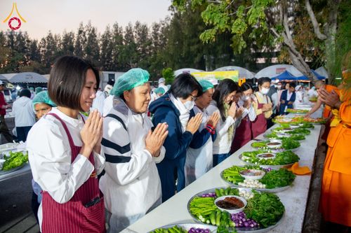 ภาพ No.194883:พิธีถวายภัตตาหารเป็นสังฆทาน แด่พระธรรมยาตรา ณ อนุสรณ์สถานมหาวิหารพระมงคลเทพมุนี (โลตัสแลนด์) อ.สองพี่น้อง จ.สุพรรณบุรี ในโครงการธรรมยาตรา กตัญญูบูชา มหาปูชนียาจารย์ พระมงคลเทพมุนี(สด จนฺทสโร) พระผู้ปราบมาร แห่ง ปีที่ 13 วันที่ 14 มกราคม พ.ศ.2568