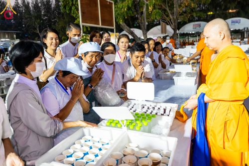 ภาพ No.110670:พิธีถวายภัตตาหารเป็นสังฆทาน แด่คณะพระธรรมยาตราฯ ในโครงการธรรมยาตรากตัญญูบูชา มหาปูชนียาจารย์ พระมงคลเทพมุนี(สด จนฺทสโร) พระผู้ปราบมาร อนุสรณ์สถาน 7 แห่ง ปีที่ 12 วันที่ 12 มกราคม พ.ศ. 2567 ณ อนุสรณ์สถานมหาวิหารพระมงคลเทพมุนี(โลตัสแลนด์) อ.สองพี่น้อง จ.สุ