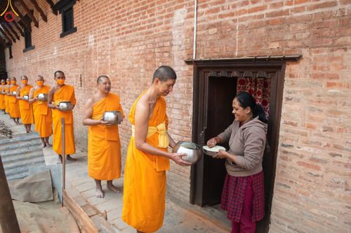 ภาพ No.80217:สามเณรในโครงการบรรพชาสามเณรหมู่ รับบิณฑบาตจากญาติโยมสาธชุน บริเวณชุมชน Patan และ Thamel กรุงกาฐมาณฑุ ประเทศเนปาล วันที่ 31 มีนาคม พ.ศ. 2566