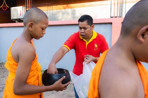 ภาพ No.57828:กิจกรรมบิณฑบาตของสามเณร โครงการบรรพชาสามเณร ฟื้นฟูพระพุทธศาสนาทั่วไทย ธุดงคสถานชลบุรี ณ ชุมชนบ้านห้วยเหียน ตำบลบ่อวิน  อำเภอศรีราชา จังหวัดชลบุรี วันที่ 27 เมษายน พ.ศ. 2567