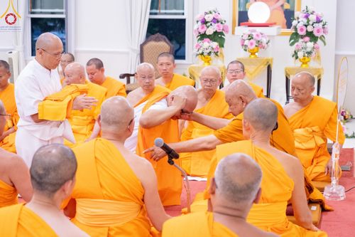 ภาพ No.144988:พิธีบรรพชา และอุปสมบท ธรรมทายาท โดยมี พระเดชพระคุณพระธรรมรัตนาภรณ์ เป็นพระอุปัชฌาย์ ยังความปลื้มปิติใจให้แก่ผู้ปกครอง และคณะญาติมิตร ณ วัดพระธรรมกายนิวเจอร์ซี  ประเทศสหรัฐอเมริกา