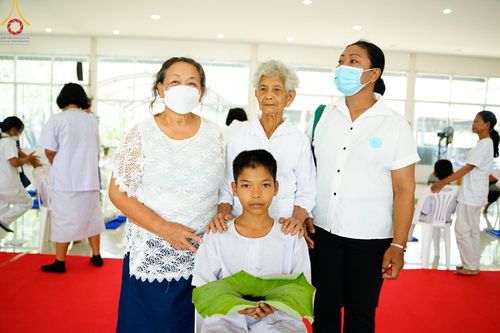 ภาพ No.134823:พิธีตัดปอยผม พิธีขอขมารับผ้าไตร พิธีบรรพชา และพิธีถวายบาตร ในโครงการบรรพชาสามเณร ฟื้นฟูพระพุทธศาสนาทั่วไทย  ณ ศูนย์ปฏิบัติธรรมและศูนย์อบรมเยาวชนเพชรบุรี ต.ท่าแลง อ.ท่ายาง จ.เพชรบุรี