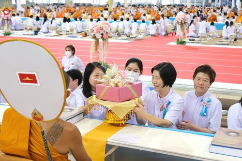 ภาพ No.85343:พิธีถวายมหาสังฆทานคณะสงฆ์ 2000 กว่าวัดทั่วประเทศปีที่ 23, พิธีถวายไทยธรรมคณะสงฆ์ 323 วัด 4 จังหวัดชายแดนภาคใต้, พิธีมอบปัจจัยช่วยเหลือครู 4 จังหวัดชายแดนภาคใต้ ณ สภาธรรมกายสากล วัดพระธรรมกาย ในวันสมาธิโลก อาทิตย์ที่ 6 สิงหาคม พ.ศ. 2566