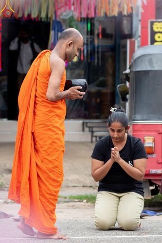 ภาพ No.139394:พิธีตักบาตรรอบเมืองดัมบุลล่า เทศกาลวิสาขบูชาแห่งชาติ ศรีลังกา เมื่อวันที่ 16 พฤษภาคมที่ผ่านมา คณะสงฆ์จากวัดพระธรรมกาย และคณะพระภิกษุสามเณรศรีลังกา ในโครงการสยาม-ลังกา ธรรมยาตรา ฉลองเทศกาลวิสาขบูชาแห่งชาติ ศรีลังกา บูชาธรรม 80 ปีหลวงพ่อธัมมชโย
