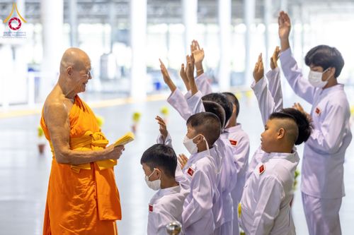 ภาพ No.134284:พิธีทอดผ้าป่าสมทบ มหาสังฆทาน 10,000 วัด ทั่วไทย วันอาทิตย์ต้นเดือนที่ 7 เมษายน พ.ศ.2567 ณ ห้องแก้วสารพัดนึก 1 สภาธรรมกายสากล  วัดพระธรรมกาย จ.ปทุมธานี