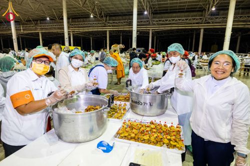 ภาพ No.203653:พิธีถวายภัตตาหารเป็นสังฆทาน แด่พระธรรมยาตรา ณ วัดพระธรรมกาย ตำบลคลองสาม อำเภอคลองหลวง จังหวัดปทุมธานี ในโครงการธรรมยาตรา กตัญญูบูชา มหาปูชนียาจารย์ พระมงคลเทพมุนี(สด จนฺทสโร) พระผู้ปราบมาร อนุสรณ์สถาน 7 แห่ง ปีที่ 13 วันที่ 30 มกราคม พ.ศ. 2568
