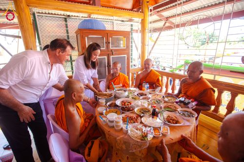 ภาพ No.173189:พิธีทอดกฐิน วัดช้างใหญ่ จ.พระนครศรีอยุธยา ในโครงการกฐินสามัคคีทั่วไทย 30,000 วัด บูชาธรรม 80 ปี หลวงพ่อธัมมชโย โดยคณะศิษยานุศิษย์วัดพระธรรมกาย วันที่ 2 พฤศจิกายน พ.ศ. 2567