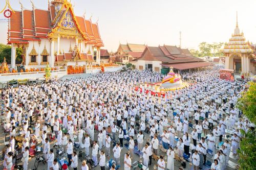 ภาพ No.197127:พิธีจุดประทีปถวายเป็นพุทธบูชา และบูชาธรรมมหาปูชนียาจารย์ ณ วัดโบสถ์(บน) ตำบลบางคูเวียง อำเภอบางกรวย จังหวัดนนทบุรี ในโครงการธรรมยาตรา กตัญญูบูชา มหาปูชนียาจารย์ พระมงคลเทพมุนี(สด จนฺทสโร) พระผู้ปราบมาร อนุสรณ์สถาน 7 แห่ง ปีที่ 13 วันที่ 18 มกราคม พ.ศ. 25