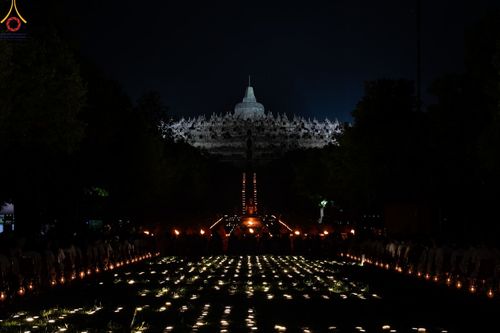 ภาพ No.104192:พิธีจุดประทีป ถวายเป็นพุทธบูชา สามเณรธรรมทายาทชาวอินโดนีเซียกว่า 1,000 รูป ณ มหาเจดีย์บุโรพุทโธ ประเทศอินโดนีเซีย ในวันที่ 23 ธันวาคม พ.ศ. 2566