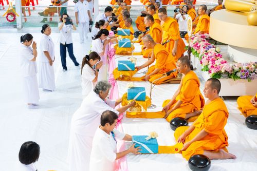 ภาพ No.61238:พิธีตักบาตรฉลองพระใหม่ รุ่นบูชาธรรมโครงการ 1-2 โครงการบรรพชาอุปสมบทหมู่ธรรมทายาท บูชาธรรมหลวงพ่อธัมมชโย 80 ปี ณ โถงช้างสำนักงานใหญ่ วัดพระธรรมกาย วันที่ 20 เมษายน พ.ศ. 2567
