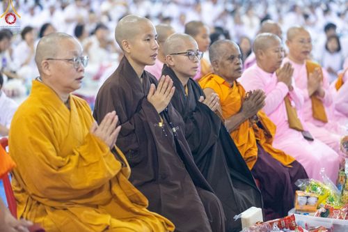 ภาพ No.124405:พิธีตักบาตรในวันมาฆบูชา ณ บ้านแก้วเรือนทองคุณยายฯ วัดพระธรรมกาย จ.ปทุมธานี วันเสาร์ที่ 24 กุมภาพันธ์ พ.ศ. 2567