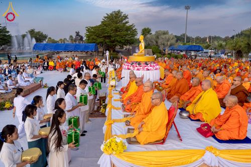 ภาพ No.276896:วันเสาร์ที่ 6 ธันวาคม พ.ศ. 2568 พิธีตักบาตรพระ 1,000 รูป อุทิศถวายพระราชกุศลสมเด็จพระนางเจ้าสิริกิติ์ พระบรมราชินีนาถ พระบรมราชชนนี พันปีหลวง และ ทำบุญเมืองลำปาง ครบรอบ 1,345 ปี ณ ลานพระบรมราชานุสาวรีย์สมเด็จพระนเรศวรมหาราชนครลำปาง อ.เกาะคา จ.ลำปาง