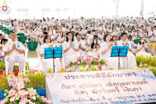 ภาพ No.143374:พิธีตักบาตร ข้าวสารอาหารแห้ง ณ บ้านแก้วเรือนทองคุณยายฯ และ พิธีบูชาข้าวพระ  ณ สภาธรรมกายสากล วัดพระธรรมกาย วันอาทิตย์ที่ 7 กรกฎาคม พ.ศ. 2567