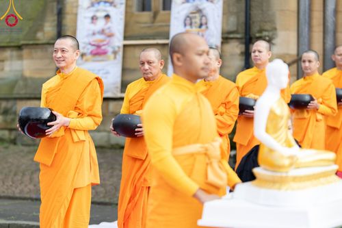 ภาพ No.96407:พิธีทอดกฐินราชันปฐพี ราชินีที่ดิน เพื่อซื้อที่ดินหลังโบสถ์ ฉลองครบรอบ 10 ปีสถาปนาโบสถ์วัดพุทธ วันอาทิตย์ที่ 19 พฤศจิกายน พ.ศ. 2566 ณ วัดพระธรรมกายนิวคาสเซิล ประเทศอังกฤษ