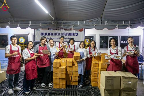 ภาพ No.101799:ตักบาตรพระ 10,000 รูป เติมบุญให้แผ่นดิน เนื่องในโอกาส 192 ปี จังหวัดกาญจนบุรี หนึ่งในโครงการตักบาตรพระ 2,000,000 รูป  77 จังหวัดทุกวัดทั่วไทย วันจันทร์ที่ 11 ธันวาคม พ.ศ. 2566 บริเวณถนนสองแคว (SKY WALK) เมืองกาญจนบุรี