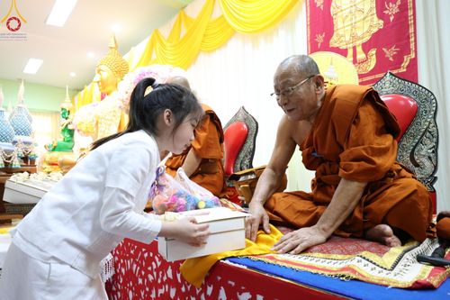 ภาพ No.182289:พิธีทอดกฐิน ณ วัดกล้วย จ.นนทบุรี ในโครงการทอดกฐินสามัคคีทั่วไทย 30,000 วัด บูชาธรรม 80 ปี หลวงพ่อธัมมชโย โดยคณะศิษยานุศิษย์วัดพระธรรมกาย วันที่ 9 พฤศจิกายน พ.ศ. 2567