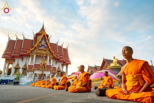 ภาพ No.197096:พระธรรมยาตราปฏิบัติธรรม และถ่ายภาพหมู่ประวัติศาสตร์ ณ วัดโบสถ์(บน) ตำบลบางคูเวียง อำเภอบางกรวย จังหวัดนนทบุรี ในโครงการธรรมยาตรา กตัญญูบูชา มหาปูชนียาจารย์ พระมงคลเทพมุนี(สด จนฺทสโร) พระผู้ปราบมาร อนุสรณ์สถาน 7 แห่ง ปีที่ 13 วันที่ 18 มกราคม พ.ศ. 2568