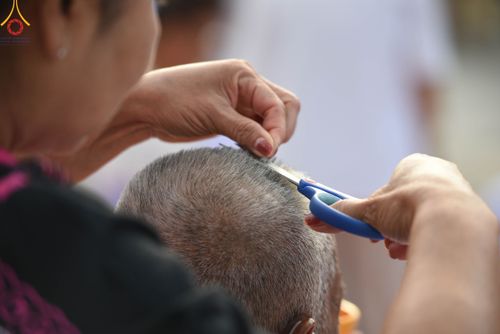 ภาพ No.101021:พิธีตัดปอยผมและปลงผมธรรมทายาท โครงการอุปสมบทบูชาธรรมมหาปูชนียาจารย์ พ.ศ. 2566 ณ ศูนย์อบรมจังหวัดสระบุรี วันเสาร์ที่ 2 ธันวาคม พ.ศ. 2566