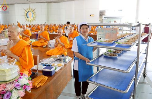 ภาพ No.220678:วันเสาร์ที่ 26 เมษายน พ.ศ.2568 (วันพระ แรม 15 ค่ำ เดือน 5) พิธีถวายภัตตาหารเมนูสวรรค์ "เพื่อการบรรลุธรรม" และ พิธีบุพเปตพลี ครั้งที่ 163 ร่วมอุทิศบุญแด่หมู่ญาติที่ล่วงลับไปแล้ว และสืบทอดอายุพระพุทธศาสนา ณ หอฉันคุณยายอาจารย์ฯ วัดพระธรรมกาย