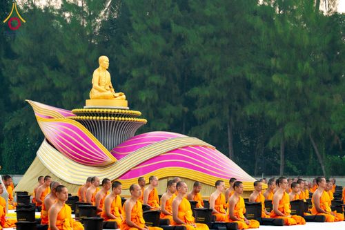 ภาพ No.191668:พระธรรมยาตราปฏิบัติธรรม และถ่ายภาพหมู่ประวัติศาสตร์ ณ อนุสรณ์สถานคลองบางนางแท่น อ.สามพราน จ.นครปฐม ในโครงการธรรมยาตรา กตัญญูบูชา มหาปูชนียาจารย์ พระมงคลเทพมุนี(สด จนฺทสโร) พระผู้ปราบมาร อนุสรณ์สถาน 7 แห่ง ปีที่ 13 วันที่ 8 มกราคม พ.ศ. 2568
