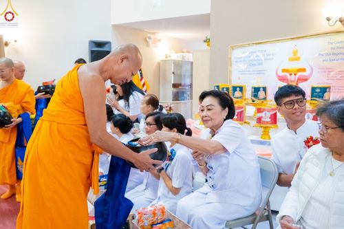 ภาพ No.91231:พิธีสมโภชพระประธาน "พระธรรมกาย" , พิธีเปิดไฟมงคลและเปิดไฟส่องสว่างรัศมีดวงธรรมพระประธาน "พระธรรมกาย" , พิธีทอดผ้าป่าภาคพื้น 19 วัดศูนย์สาขาภาคพื้นอเมริกา  และพิธีมุทิตาสักการะพระมหาเถระ พระเถระ ประจำปี 2566 วันอาทิตย์ที่ 15 ตุลาคม พ.ศ. 2566