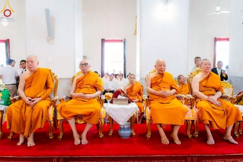 ภาพ No.214752:พิธีต้อนรับสัญญาบัตร พัดยศ พระราชวิเทศวชิรเวที (บัณฑิต วรปญฺโญ) เจ้าอาวาสวัดพระธรรมกายสกอตแลนด์ สหราชอาณาจักร ผู้ช่วยเจ้าอาวาสวัดพระธรรมกาย ณ อุโบสถพระไตรปิฏก วัดพระธรรมกาย