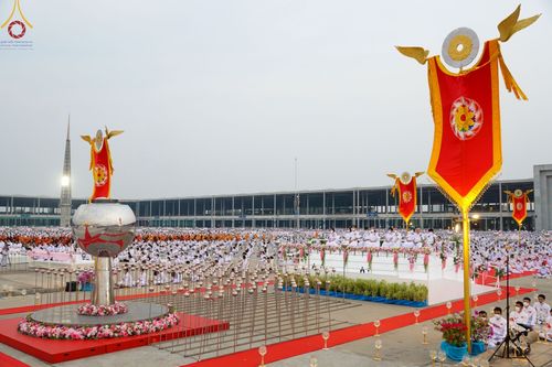 ภาพ No.77174:พิธีจุดมาฆประทีป ในวันมาฆบูชา อาทิตย์ต้นเดือนที่ 6 มีนาคม พ.ศ. 2566 ณ วัดพระธรรมกาย อ.คลองหลวง จ.ปทุมธานี