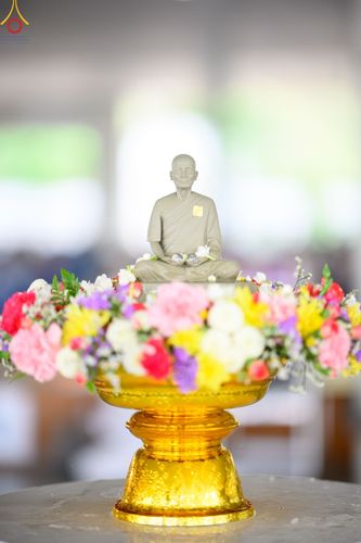 ภาพ No.80248:สาธุชนร่วมสรงน้ำพระและทำบุญ เนื่องในวันสงกรานต์ ณ หอฉันคุณยายอาจารย์ฯ วัดพระธรรมกาย วันที่ 13 เมษายน พ.ศ. 2566