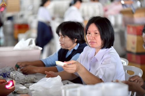 ภาพ No.239963:วันที่ 20-23 สิงหาคม พ.ศ. 2568 การเตรียมงานวันธรรมชัย ใส่ถ่านประทีป LED ที่วิหารคด 7 และ 25 วัดพระธรรมกาย