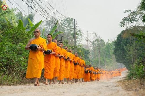 ภาพ No.136962:Photo Story  มหัศจรรย์วัดดงดินแดง Episode 5 กิจกรรมถ่ายภาพหมู่ประวัติศาสตร์ และตักบาตรฉลองพระ-เณรกว่า 500 รูป วันที่ 6 เมษายน พ.ศ. 2567