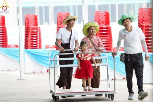 ภาพ No.218437:วันที่ 15 - 18 เมษายน พ.ศ. 2568 การเตรียมภาชนะสำหรับถวายภัตตาหาร , การจัดโต๊ะเก้าอี้ในลานธรรม , การแพ็คพัสดุงานต้อนรับ เพื่องานวันคุ้มครองโลก 22 เมษายน พ.ศ.2568 วัดพระธรรมกาย