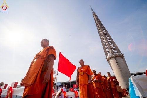 ภาพ No.221540:วันอังคารที่ 22 เมษายน พ.ศ. 2568 ภาพพิธีถวายมหาสังฆทานคณะสงฆ์ 40,000 กว่าวัดทั่วประเทศ เนื่องในวันคุ้มครองโลก ชุดที่ 2 (ปลื้มให้สมการรอคอย) ณ ลานธรรมพระมหาธรรมกายเจดีย์ วัดพระธรรมกาย
