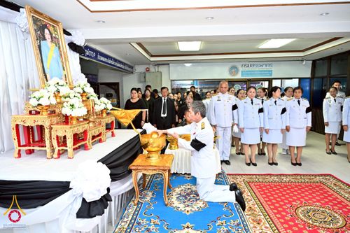 ภาพ No.260871:อำเภอคลองหลวง จัดพิธีสรงน้ำพระบรมศพ สมเด็จพระนางเจ้าสิริกิติ์ พระบรมราชินีนาถ พระบรมราชชนนีพันปีหลวง  ด้วยสำนึกในพระมหากรุณาธิคุณตราบนิจนิรันดร์ วันที่ 26 ตุลาคม พ.ศ. 2568 เวลา 09.30 น. ณ ที่ว่าการอำเภอคลองหลวง จังหวัดปทุมธานี