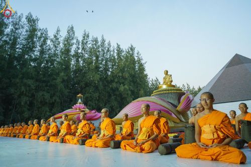 ภาพ No.189179:พระธรรมยาตราปฏิบัติธรรม และถ่ายภาพหมู่ประวัติศาสตร์ ในโครงการธรรมยาตรา กตัญญูบูชา มหาปูชนียาจารย์ พระมงคลเทพมุนี(สด จนฺทสโร) พระผู้ปราบมาร อนุสรณ์สถาน 7 แห่ง ปีที่ 13 วันที่ 4 มกราคม พ.ศ. 2568 ณ อนุสรณ์สถานมหาวิหารพระมงคลเทพมุนี (โลตัสแลนด์) อ.สองพี่น้อง