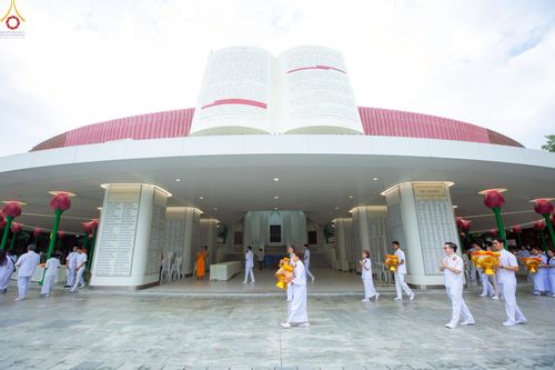 ภาพ No.227342:วันเสาร์ที่ 31 พฤษภาคม พ.ศ. 2568 พิธีเวียนประทักษิณรอบพระอุโบสถ ในพิธีอุปสมบท สามเณรเตรียม DCI รุ่นที่ 22 ณ อุโบสถพระไตรปิฎก วัดพระธรรมกาย